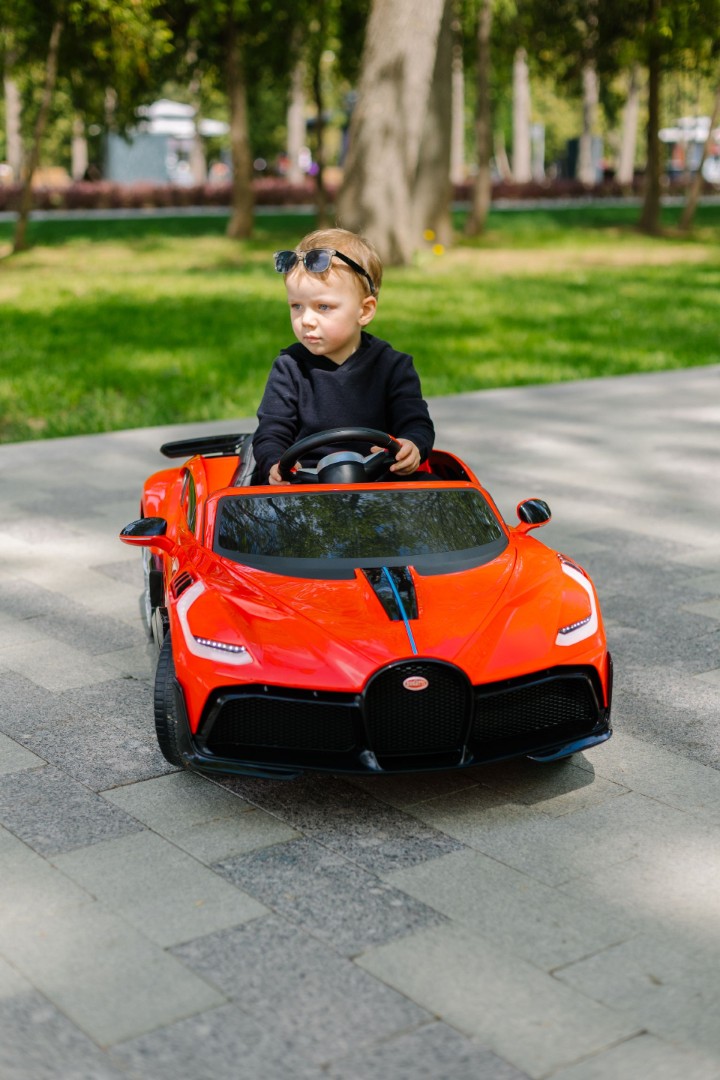 Детский электромобиль Bugatti Divo HL338